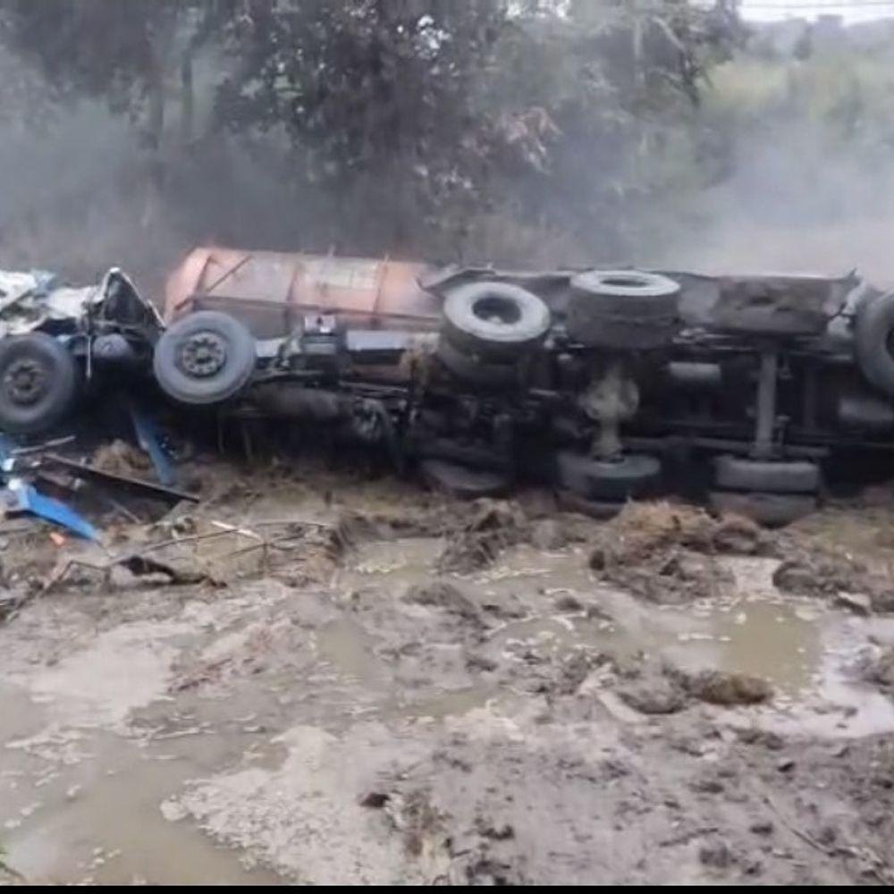 पलामू में केमिकल टैंकर दुर्घटनाग्रस्त, चालक की मौत:सतबरवा में NH-39 पर हुआ हादसा, रेहला से टंडवा जा रहा था टैंकर