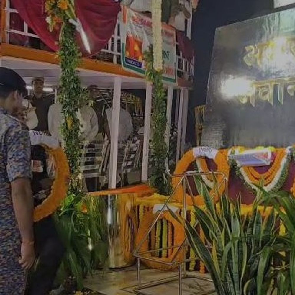 सेना के अफसरों ने अमर शहीदों को दी श्रद्धांजलि:दशाश्वमेध घाट पर अमर ज्योति की बनाई गई रेप्लिका