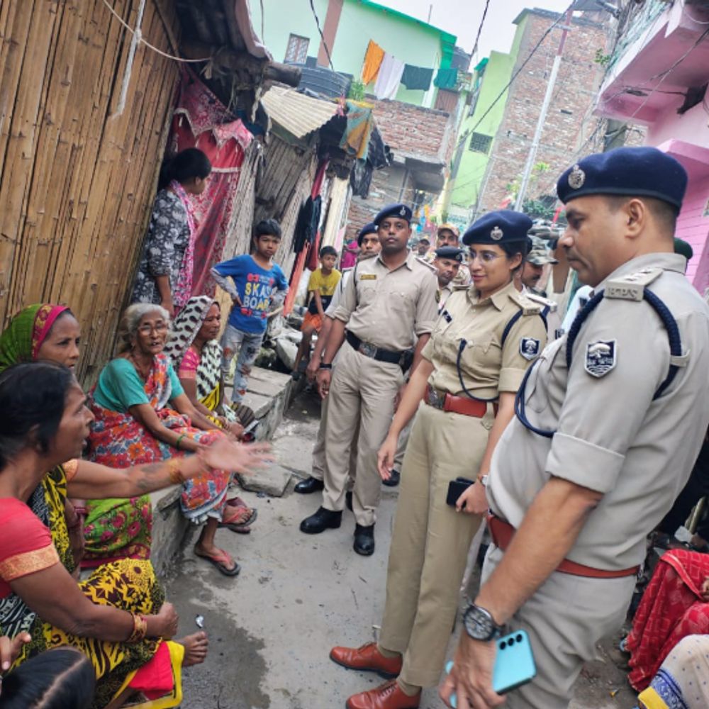 पटना में मलिन बस्ती में लोगों से मिली सेंट्रल SP:बोलीं- प्रलोभन में नहीं आएं, रुपए बांटने वाले आएं तो पुलिस को जानकारी दें
