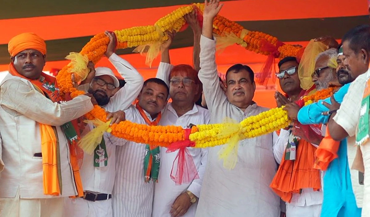 गडकरी का महागठबंधन पर प्रहार: बोले, बटन दबाओ, ‘अंजे, गंजे, पंजे’ गायब होंगे!