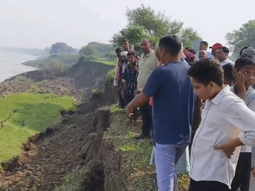 गंगा के कटान से 10 बीघा जमीन नदी में समाई:चंदौली के नौघरा में 3 किमी दूर बह रही गंगा 50 मीटर पर सिमटी