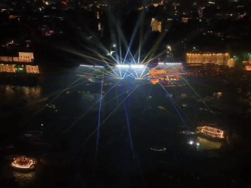 लेजर शो का ड्रोन वीडियो:FPV ड्रोन से शूट किया गया, गंगा तट से लेकर आसमान तक सिर्फ रोशनी ही रोशनी