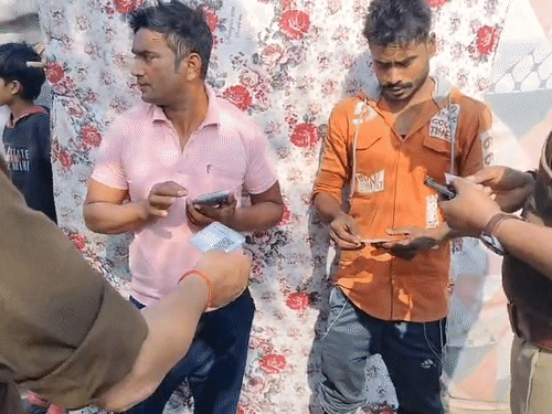 रोहिंग्यों की तलाश में पुलिस ने चलाया चेकिंग अभियान:कल्याणपुर में 50 से अधिक जगह जाकर पूछताछ की, चेक किया आधार कार्ड