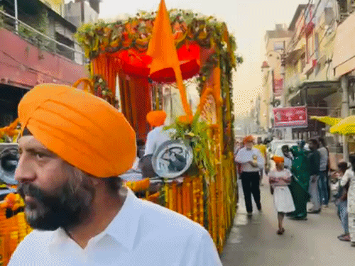 प्रयागराज में गुरु नानक देव निकली कीर्तन यात्रा:पंच प्यारों की अगुवाई में निकली शोभायात्रा,सेवाकारों ने सड़कों पर फूल बिखेरकर स्वागत कियाा