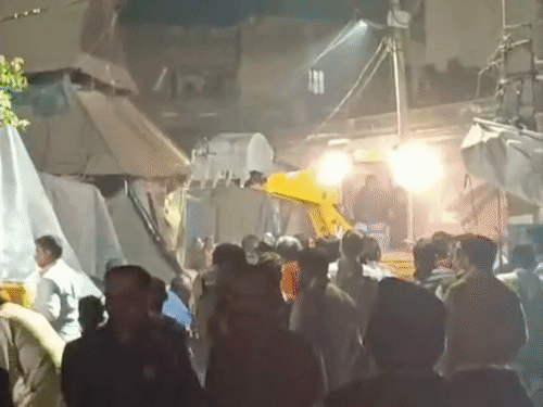 कुतुबखाना सब्जी मंडी में रात में चला बुलडोजर:सब्जी विक्रेताओं का हजारों का नुकसान, कई ठेले, टीन शेड और चबूतरे जमींदोज