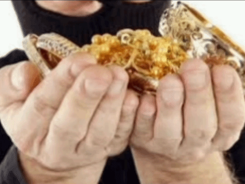 गोरखपुर की ज्वेलरी शॉप में टप्पेबाजी:ग्राहक बनकर आए उचक्के ने लाल पकड़े में बांधकर पार कर दिया 5 लाख का जेवर