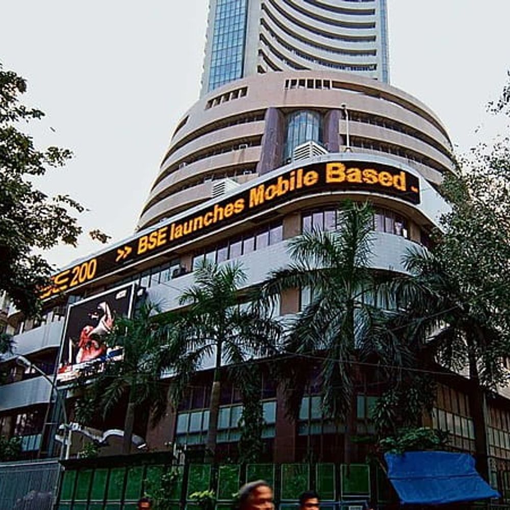 शेयर बाजार में आज फ्लैट कारोबार:सेंसेक्स 20 अंक नीचे 84,000 पर कारोबार कर रहा, निफ्टी 10 अंक फिसला; ऑटो-IT शेयर में गिरावट