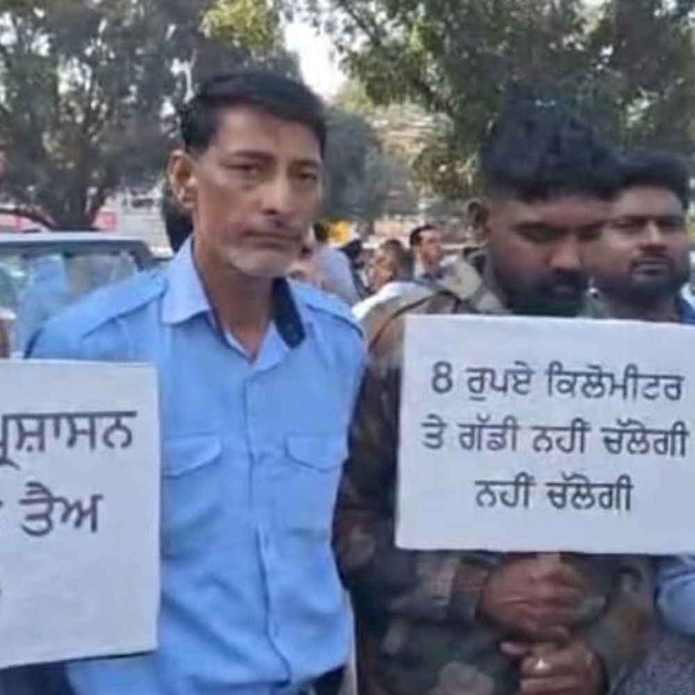 ट्राई सिटी कैब चालकों की हड़ताल:चंडीगढ़ सेक्टर-17 में प्रदर्शन कर की नारेबाजी, बोले चालक- ₹15 प्रति किमी में गुजारा मुश्किल