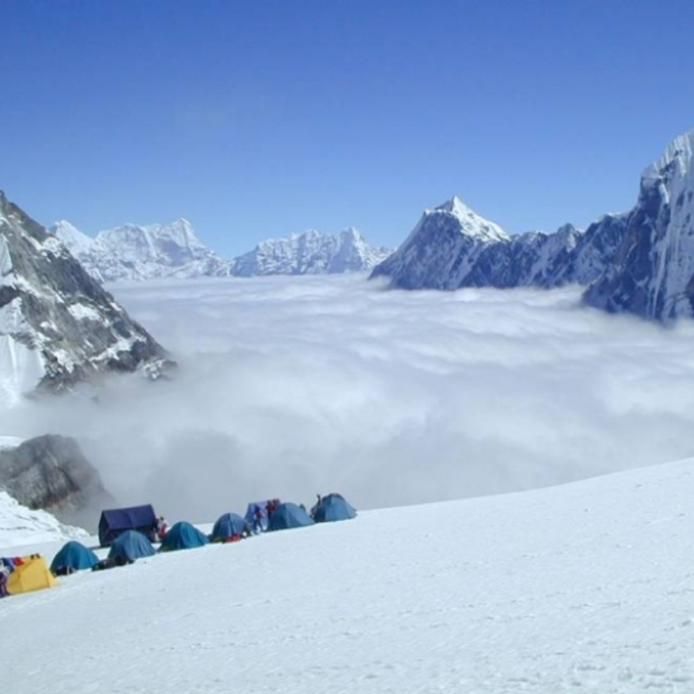 नेपाल में बर्फ का पहाड़ टूटा, 7 पर्वतारोहियों की मौत:5,630 मीटर ऊंची चोटी पर हादसा; लापता लोगों की तलाश जारी