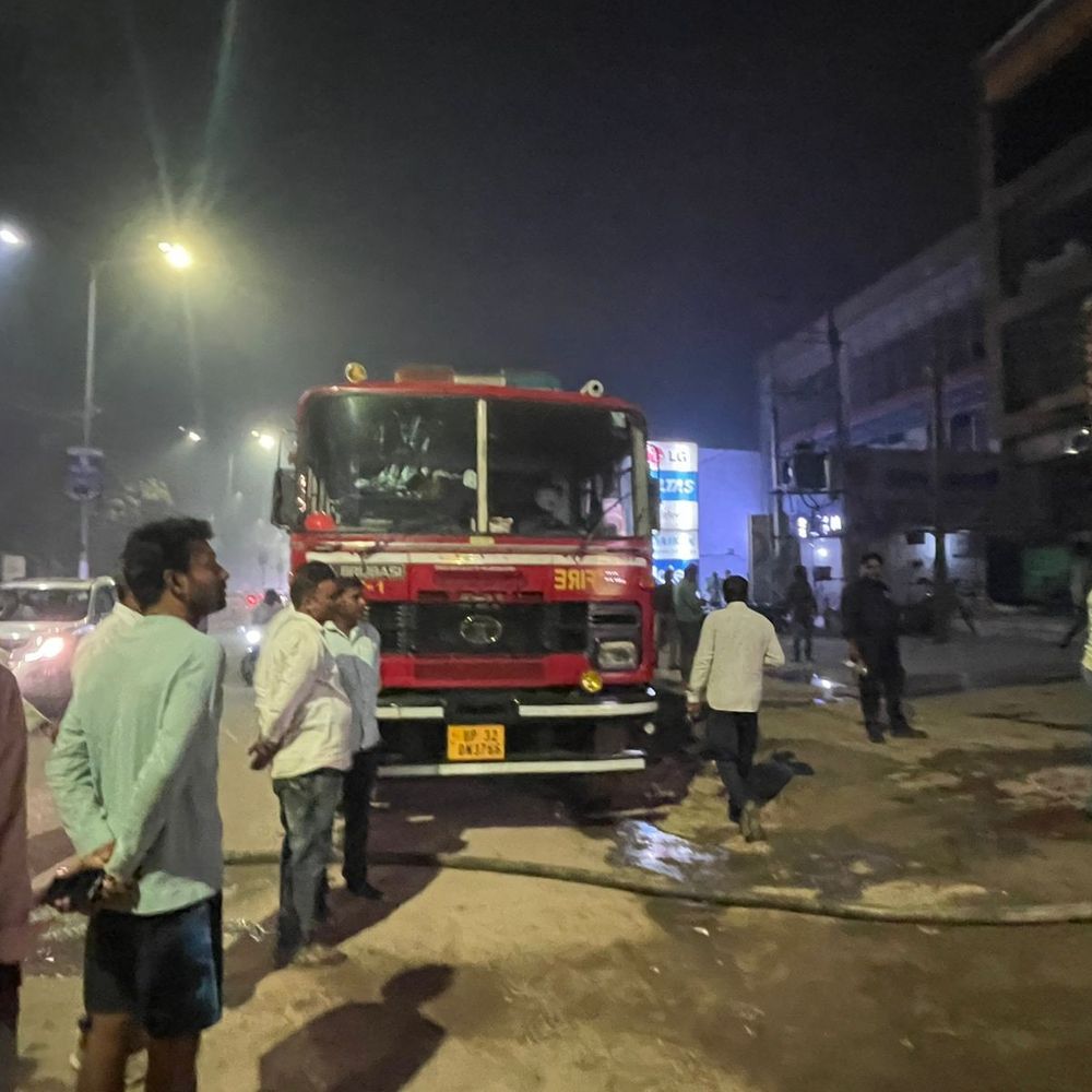 लखनऊ के कपड़ा कोठी मेगा मार्ट में भीषण आग:दो घंटे की मशक्कत के बाद बुझी, छह फायर इंजन और हाइड्रोलिक प्लेटफॉर्म ने पाया काबू