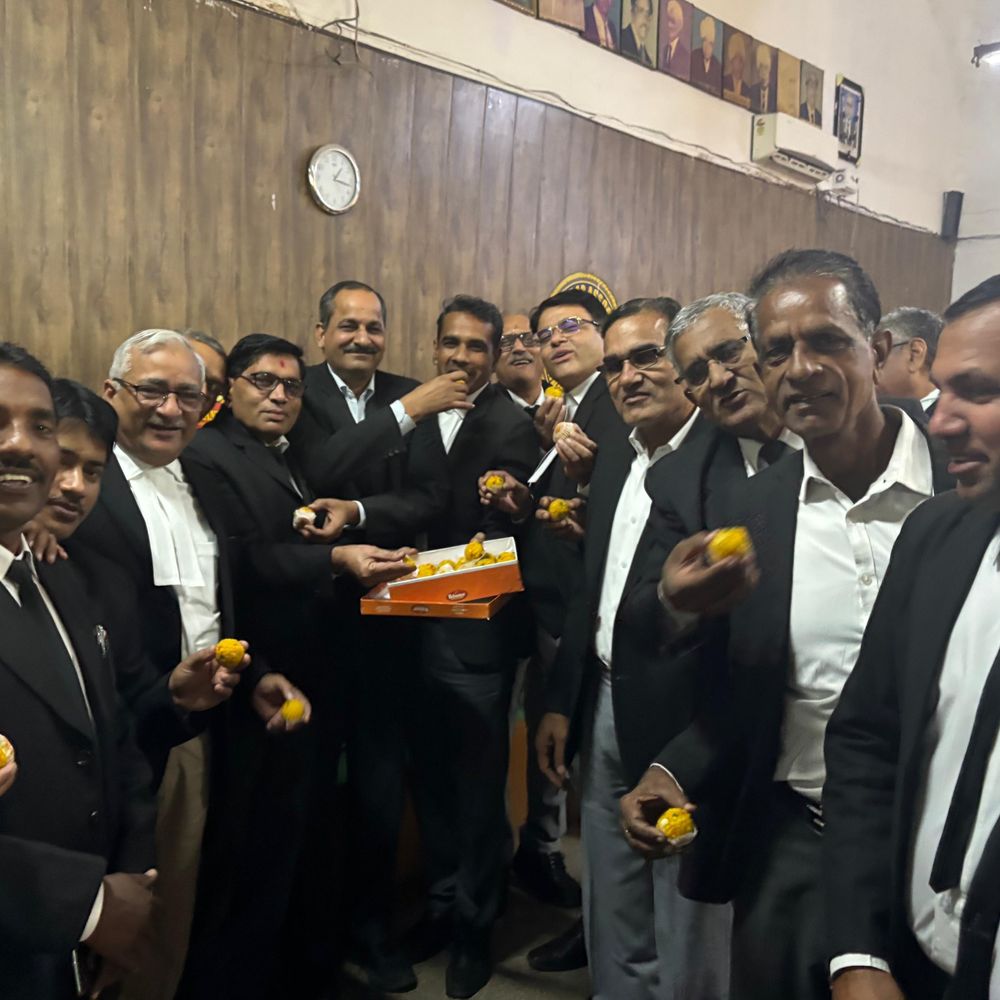 नारनौल में सूर्यकांत के सीजेआई बनने पर वकीलों में खुशी:जिला बार एसोसिएशन ने बांटे लड्‌डू, अनेक अधिवक्ता रहे मौजूद