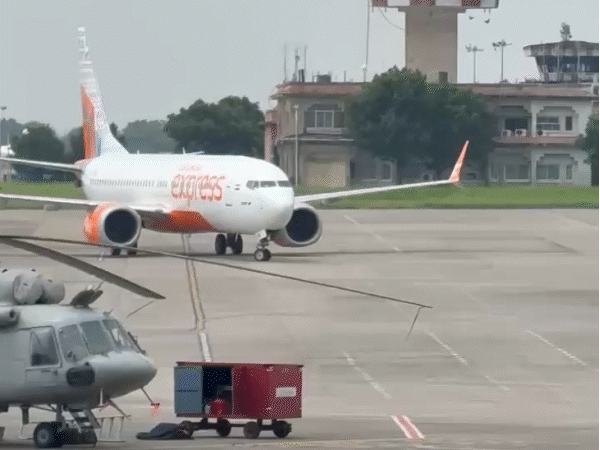 इंदौर में टेकऑफ से पहले रोकी एयर इंडिया की फ्लाइट:पायलट को मिला फायर इंडिकेशन अलार्म; 4 घंटे से विमान में ही बैठे हैं 163 यात्री