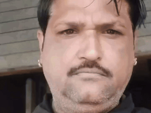 भीलवाड़ा में झाड़ियों में युवक का शव मिलने से सनसनी:सिर पर चोट के निशान, परिजनों ने जताई हत्या को आशंका