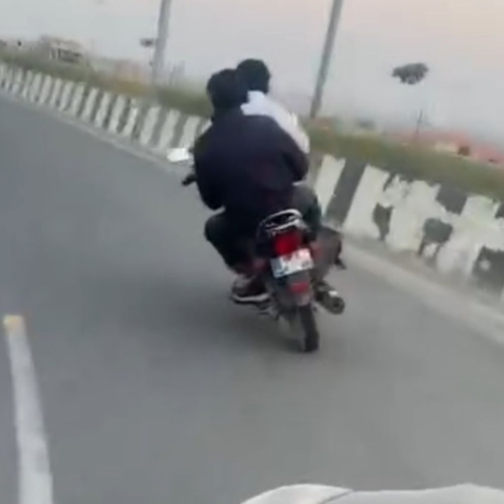 महिला की चेन छीनी…कार सवारों ने किया लुटेरों का पीछा:आईआईएम रोड पर फर्राटा भरकर भाग निकले लुटेरे, असलहे की एक्टिंग कर डराने की कोशिश