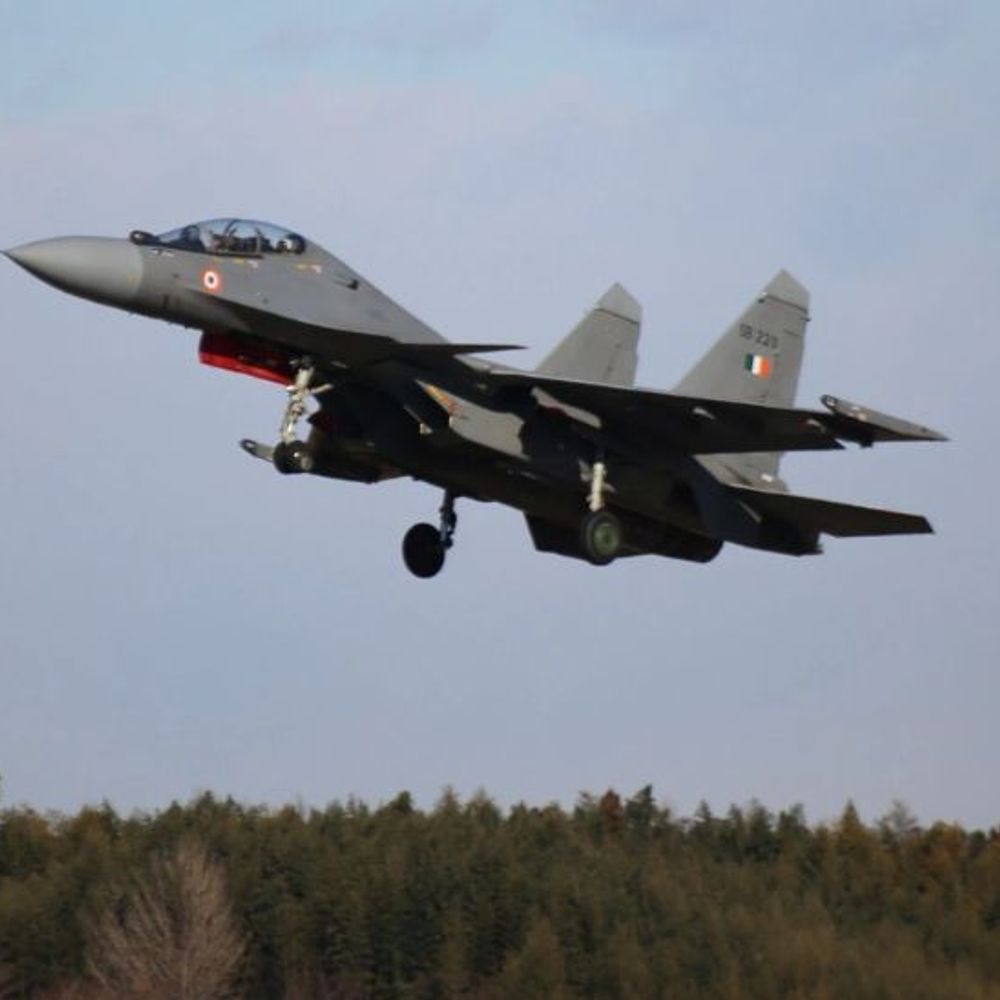 देहरादून में सुखोई लड़ाकू विमान की इमरजेंसी लैंडिंग:इंजन से तेल का रिसाव हुआ, बरेली से भरी थी उड़ान