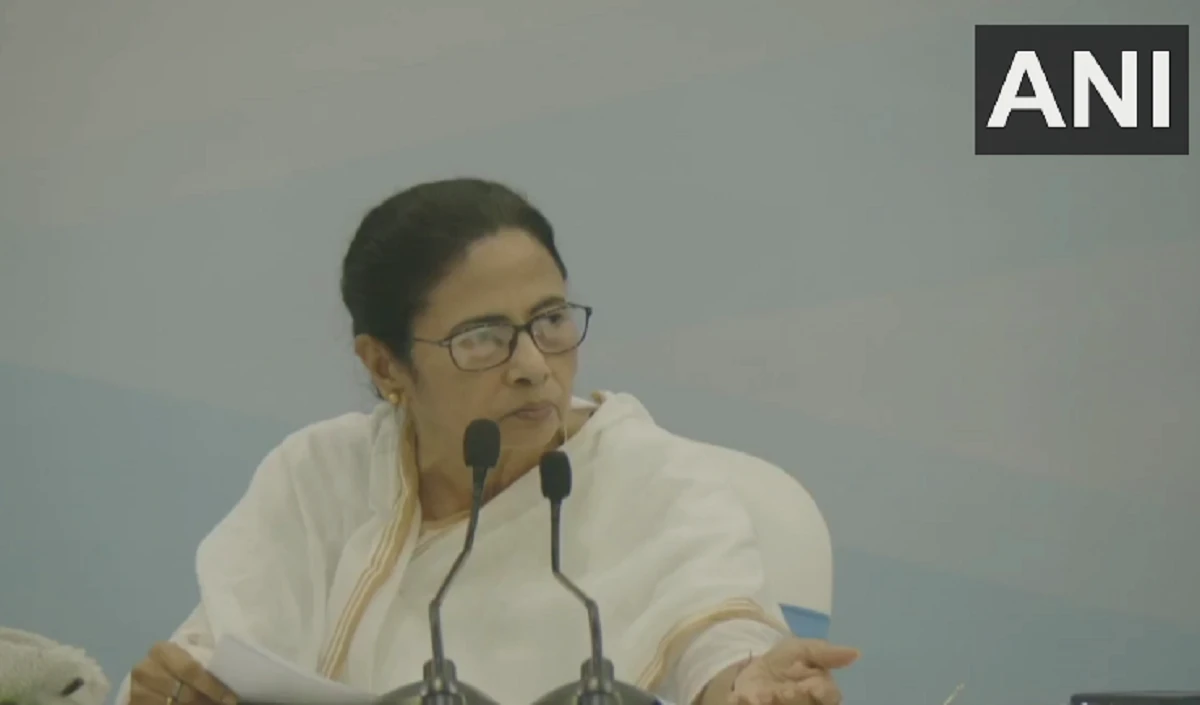 पश्चिम बंगाल में सियासत गरमाई: ममता का चुनाव आयोग को पत्र, डेटा एंट्री और वोटिंग केंद्रों के मुद्दे पर सवाल