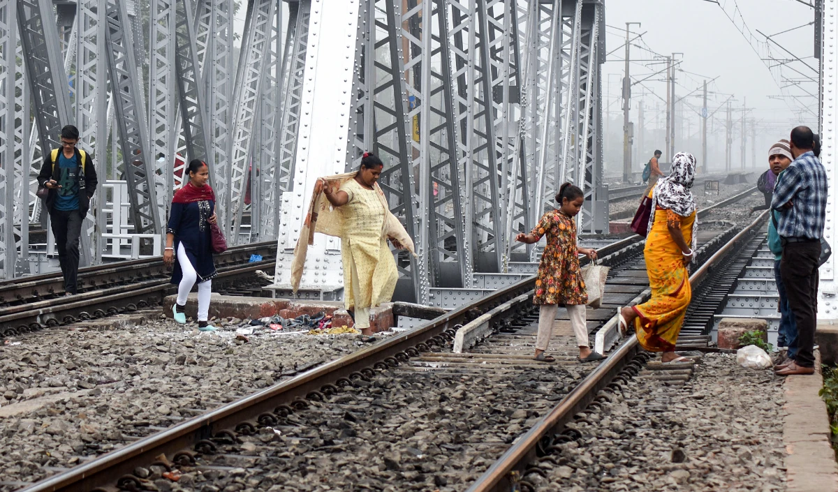 मिर्जापुर में कार्तिक पूर्णिमा से लौट रही 6 महिलाओं की ट्रेन से कटकर दर्दनाक मौत, लापरवाही या मजबूरी?
