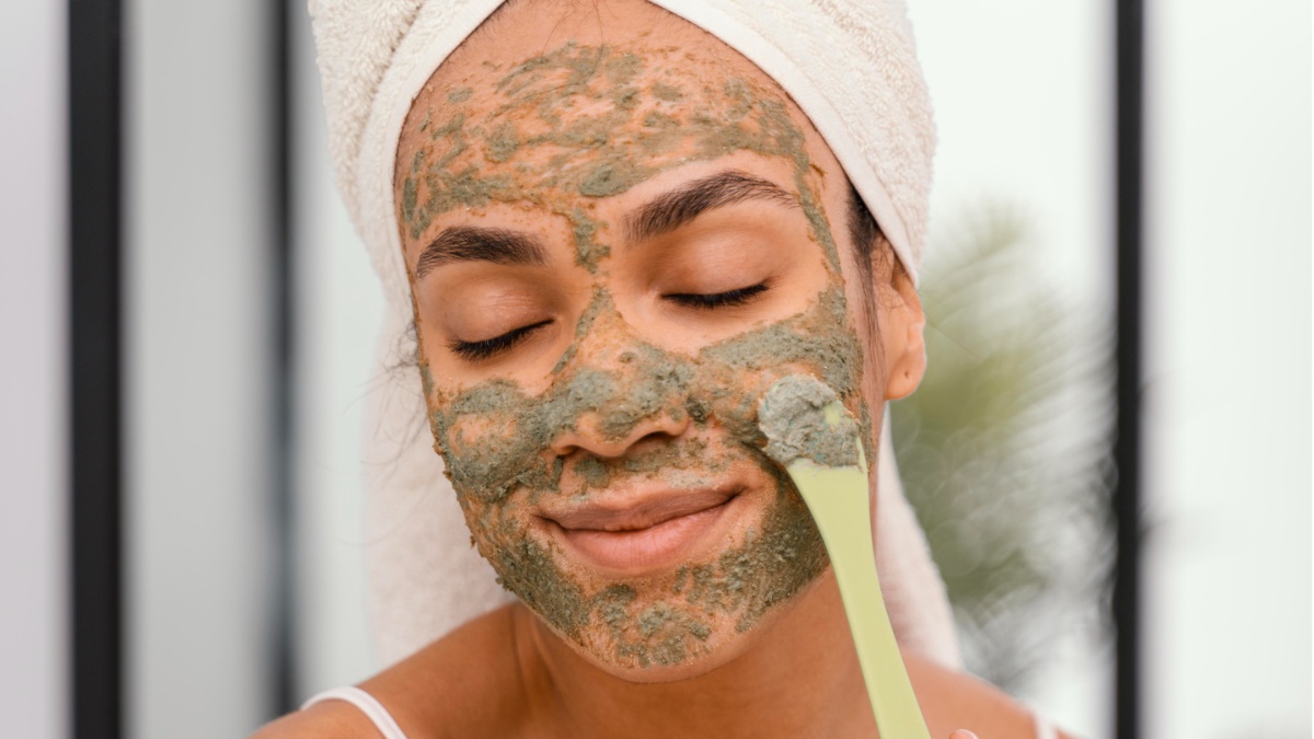 क्या ठंड में चेहरे पर मुल्तानी मिट्टी लगानी चाहिए? जानें इस मौसम में क्या है इस्तेमाल का सही तरीका