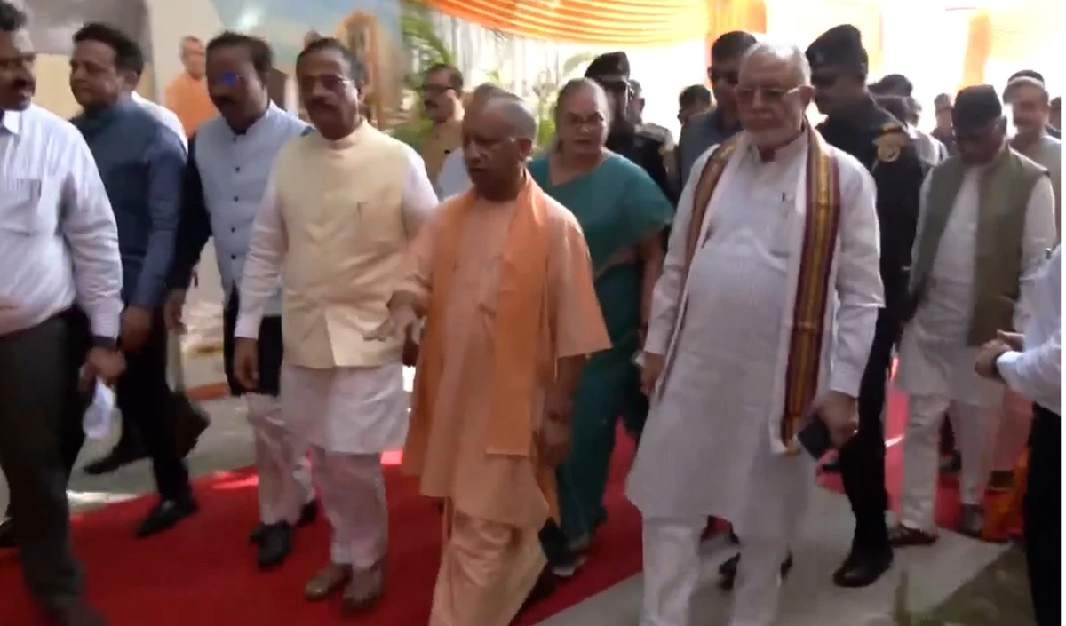 माफिया को सबक, गरीबों को छत! योगी ने मुख्तार अंसारी की जमीन पर बनवाए घर, 72 फ्लैट गरीबों को सौंपे