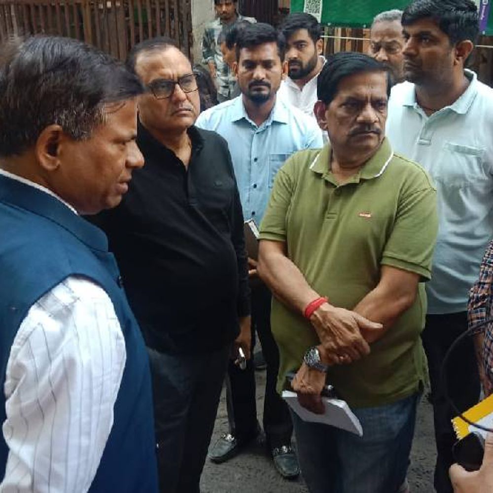 नोएडा में मोदी मॉल पर 25 लाख का जुर्माना:सॉलिड वेस्ट मैनेजमेंट नियमों की अनदेखी, कबाडिय़ों को दे रहे थे कचरा