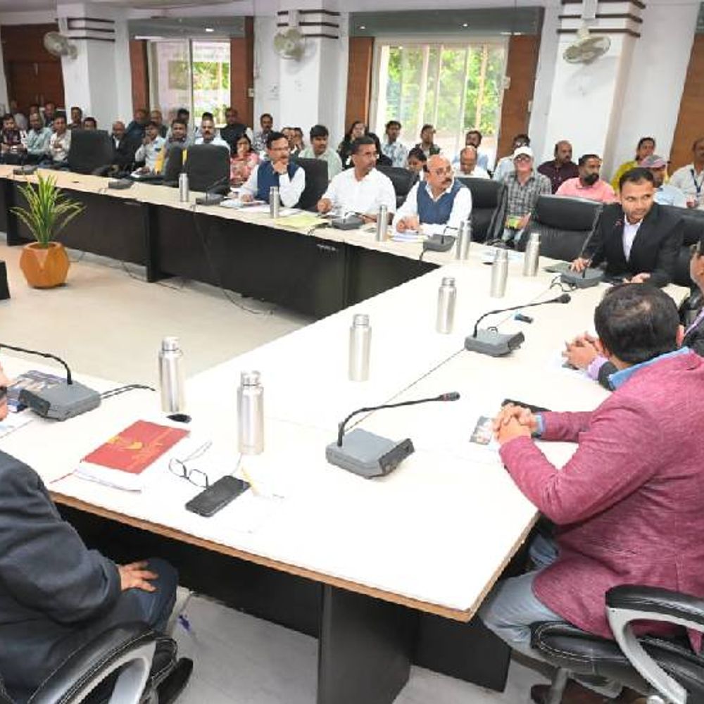 इंदौर की मतदाता सूची पुनरीक्षण काम की समीक्षा:निर्वाचन आयोग के सचिव बोले- वैध मतदाता का नाम न छूटे और अवैध नाम न जुड़ें