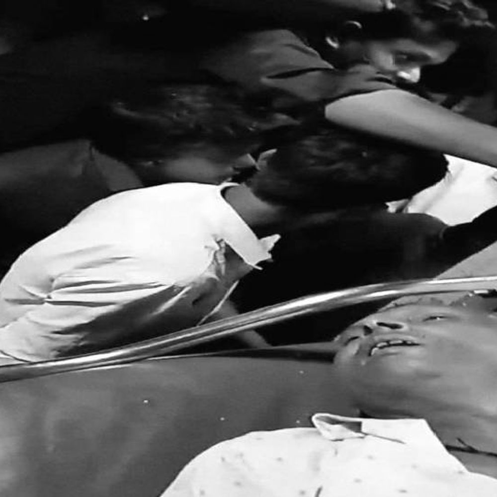 कुशीनगर एक्सप्रेस में दोस्तों के सामने युवक की मौत:झांसी में शव को उतारा गया, दोस्त बोले- हिचकी आने के बाद जान चली गई