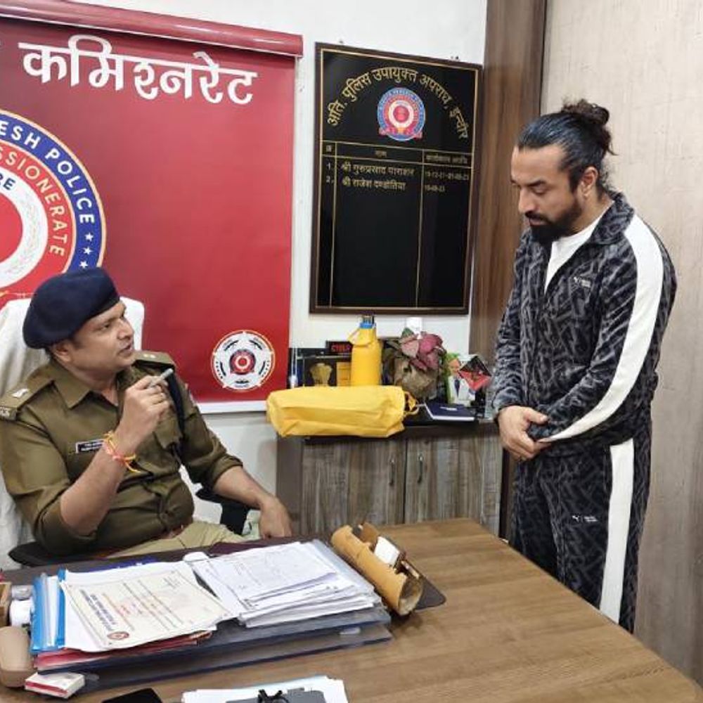 क्राइम ब्रांच आया एक्टर एजाज खान:सलमान लाला की मौत के बाद बनाया था वीडियो, मोबाइल जब्त किया