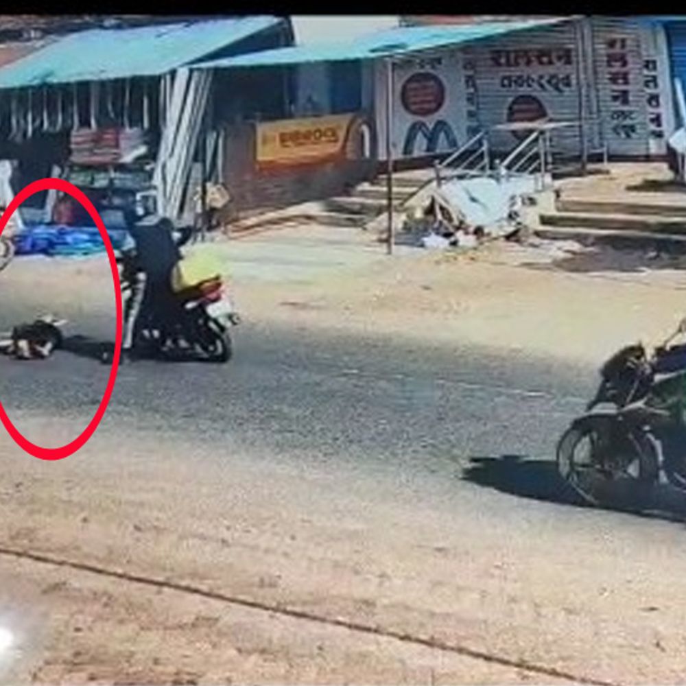गिरिडीह में तेज रफ्तार बाइक ने महिला को मारी टक्कर:CCTV में कैद हुई घटना; रोड क्रॉस करते वक्त हुआ हादसा, महिला घायल