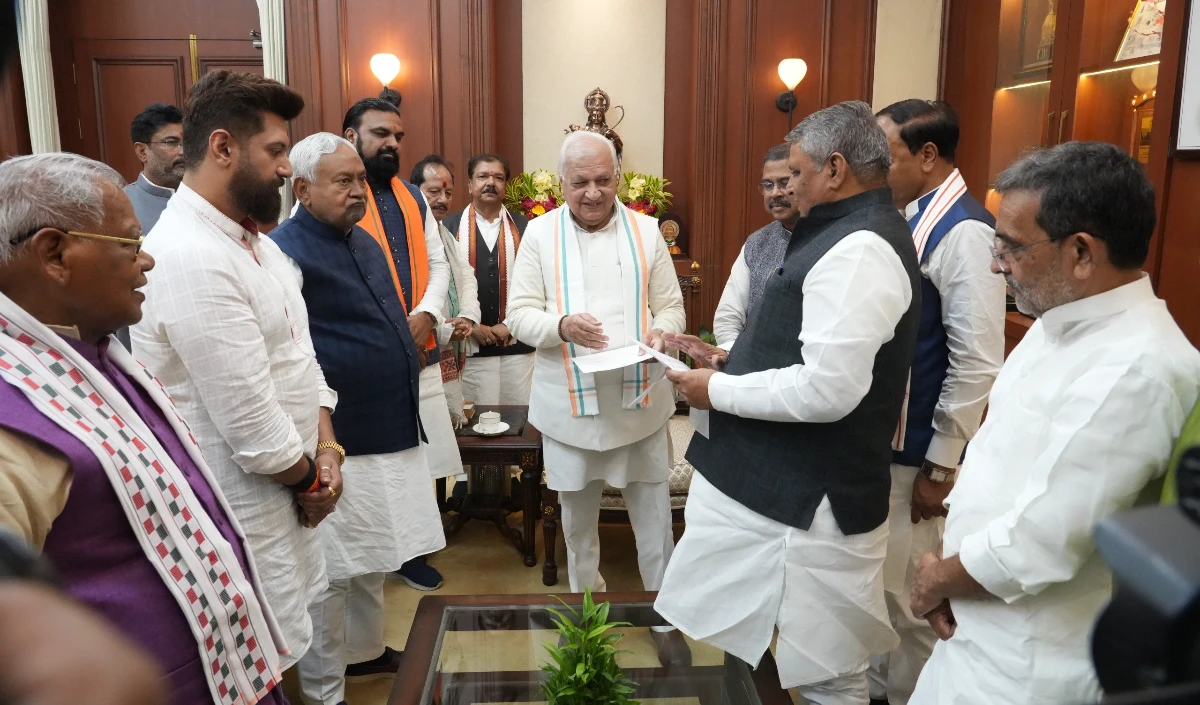 नीतीश कुमार ने बिहार के CM पद से इस्तीफा सौंपा, NDA की नई सरकार के गठन का दावा पेश