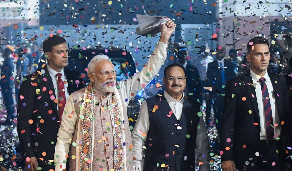 गमछा घुमाकर PM Modi ने किया भीड़ का अभिवादन, बोले- बिहार के लोगों ने गर्दा उड़ा दिया, अब वापस नहीं आएगी कट्टा सरकार