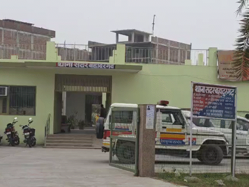 बहादुरगढ़ में शराब ठेकेदार पर फायरिंग:बाल-बाल बचा, शाहपुर गांव के ठेके पर हुई फायरिंग, आरोपी फरार, केस दर्ज