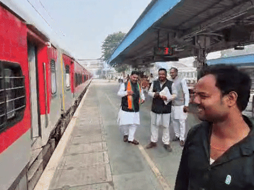 करनाल से बिहार के लिए स्पेशल ट्रेन रवाना:​​​​​​​यात्रियों का दावा- BJP ने दी टिकट, कांग्रेस ने चुनाव आयोग पर उठाए सवाल