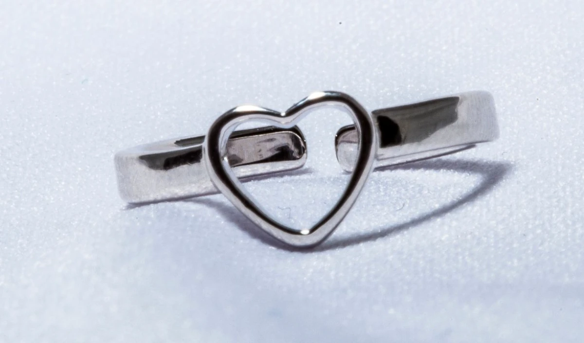 Toe Ring Designs: पैरों को सुंदर दिखाने के लिए पहनें ट्रेंडी डिजाइन्स की चांदी की बिछिया, देखें सुंदर बिछियों का कलेक्शन