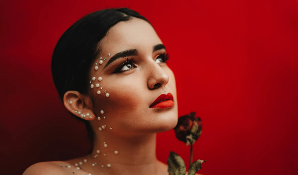 बोल्ड और कॉन्फिडेंट दिखना है? 2025 के ये ट्रेंडी आइब्रो शेप्स हैं आपका नया स्टाइल स्टेटमेंट।