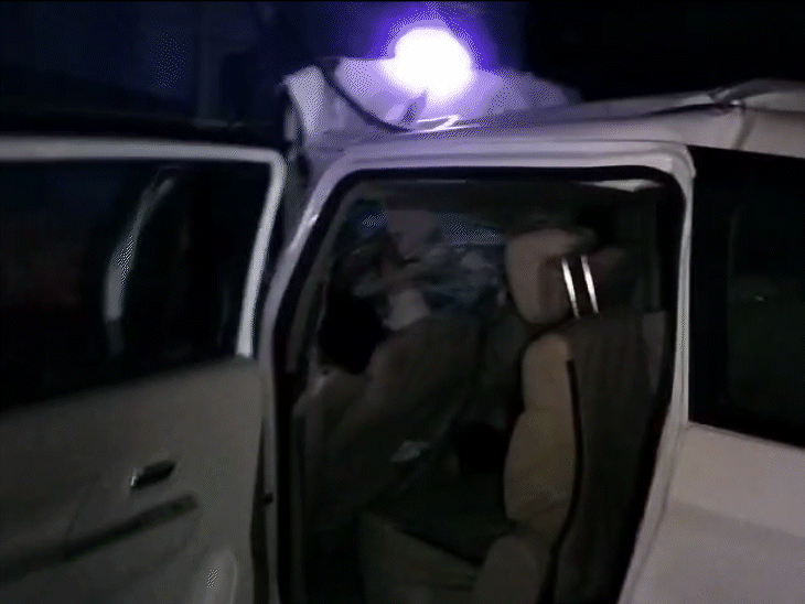 सड़क हादसे में मध्यप्रदेश के 3 लोगों की मौत:एग्जिट पोल के लिए बिहार आए थे;लग्जरी कार ने ट्रक में मारी टक्कर,क्रेन से निकाली गईं लाशें