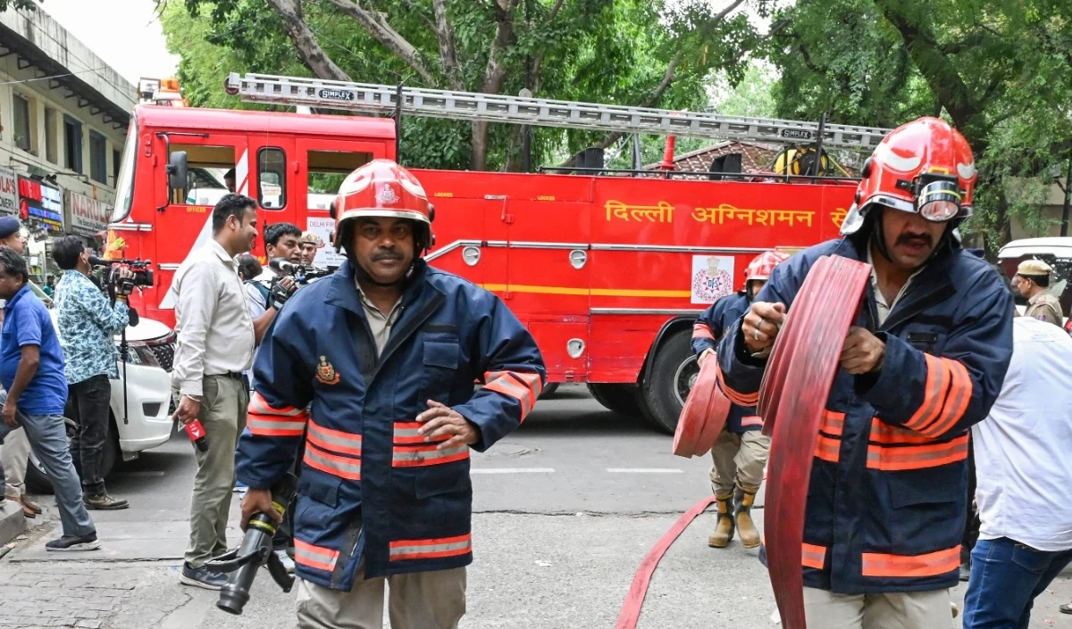 Delhi Fire: वजीरपुर इंडस्ट्रियल एरिया में लगी भीषण आग, मौके पर दमकल की 10 गाड़ियां