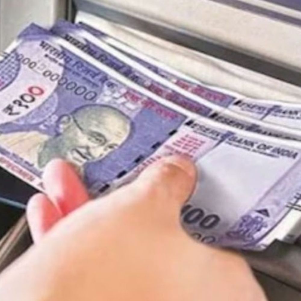 एटीएम में लोहे की पट्टी लगाकर ठगी करने वाला गिरफ्तार:दिल्ली में बैठी कंपनी की सर्विलांस टीम ने सूचना दी, पुलिस ने रंगे हाथों पकड़ा