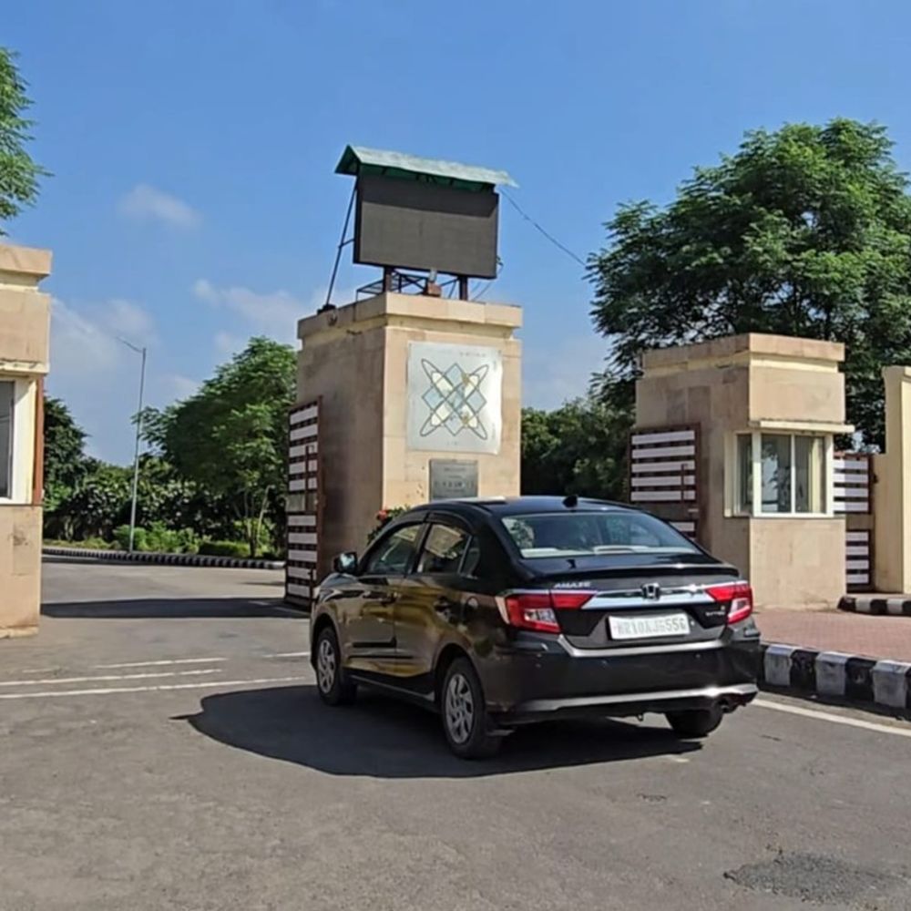 सोनीपत डी-क्रस्ट यूनिवर्सिटी की स्टूडेंटस ने राज्यपाल को लिखा पत्र:छात्राओं ने लगाई गुहार; लिखा-हॉस्टल में जेल की तरह बंद कर दिया जाता है