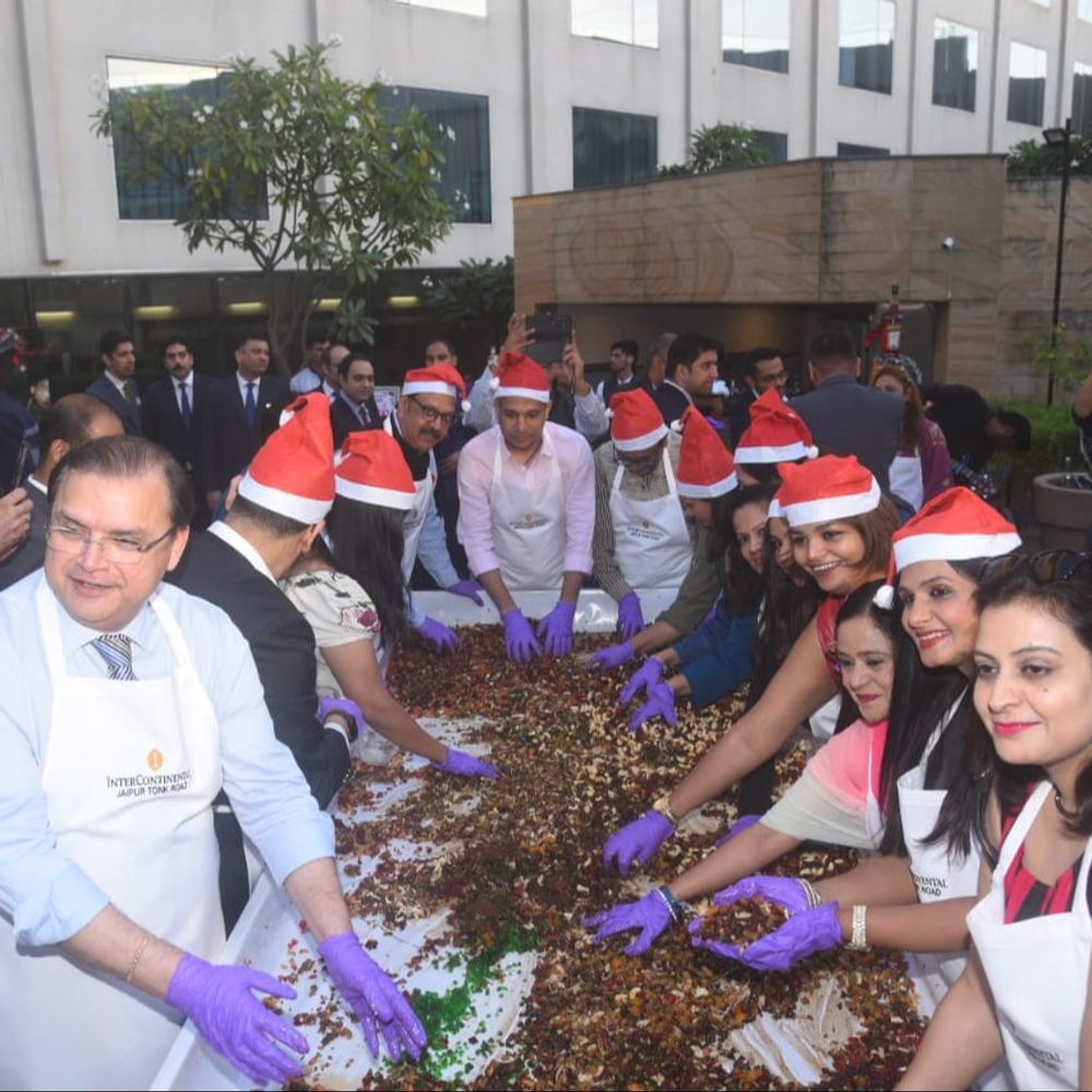 खुशियों की सौगात से शुरू हुई क्रिसमस सीजन की तैयारियां:​​​​​​​इंटरकॉन्टिनेंटल जयपुर में वार्षिक केक मिक्सिंग सेरेमनी में जुटे जयपुराइट्स, पारम्परिक अंदाज में मनाया जश्न