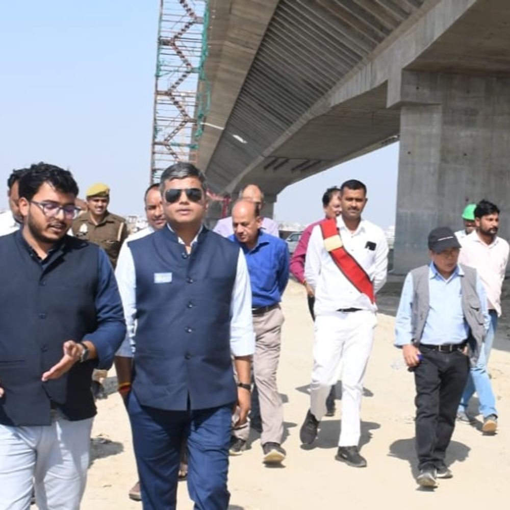 नए सिक्स लेन ब्रिज का जिलाधिकारी ने किया निरिक्षण:समय पर काम पूरा करने के दिए निर्देश, जून 2026 में पूरा करने का है लक्ष्य