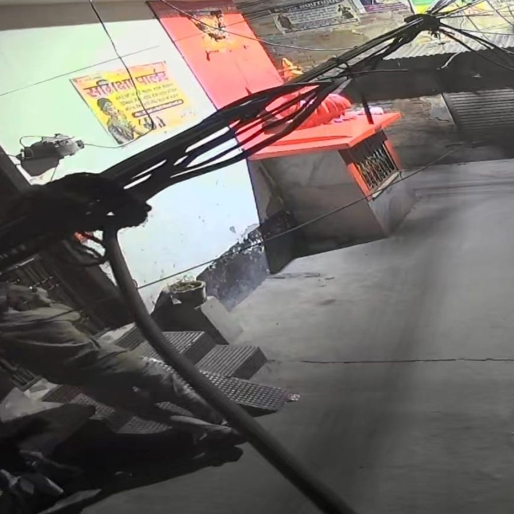 एकाउंटेंट के घर पर लाखों की चोरी…VIDEO:अलीगढ़ में घर का ताला तोड़कर घुसे चोर, 5 मिनट में चोरी करके हुए फरार