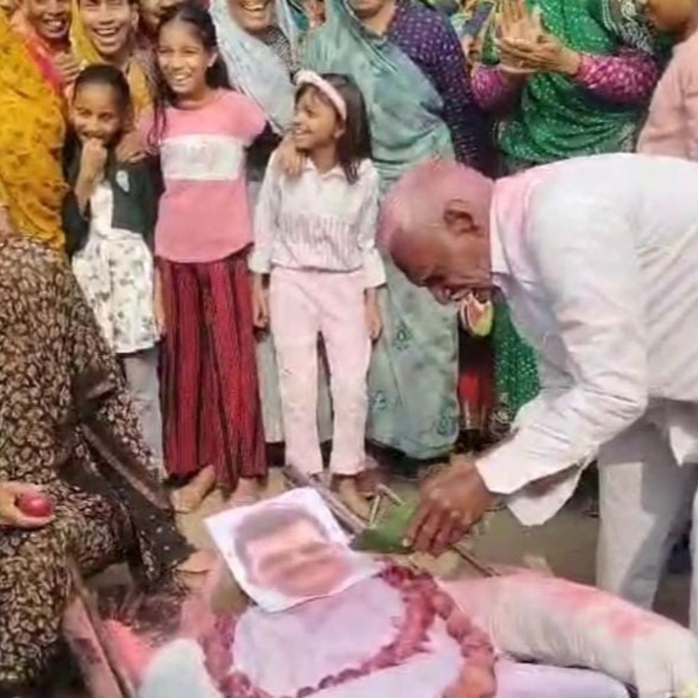 खंडवा में दूसरे दिन भी सांसद की शवयात्रा:सुरगांव जोशी में जलाया पुतला, 13वें दिन हाईवे जाम करेंगे; सांसद ने कहा- मुझे फर्क नहीं पड़ता