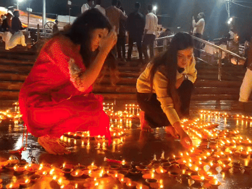 प्रयागराज में 5.30 लाख दीपों से जगमगाएगा संगम घाट:भव्य देव दीपावली उत्सव की तैयारियां पूरी, लाखों की भीड़ जुटेगी घाट पर