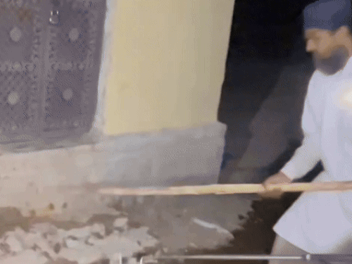 मदरसे की सीढ़ी तोड़कर 3 फीट लम्बे कोबरा का रेस्क्यू:मदरसे की बालिकाओं को सांप ने डराया, रात 12 बजे स्नेक कैचर ने सुरक्षित जंगल में छोड़ा