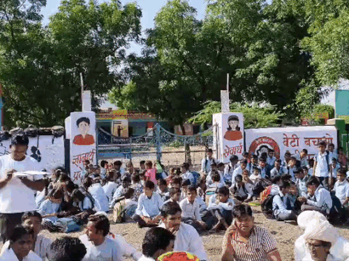 जालोर में स्टूडेंट्स ने स्कूल के गेट पर लगाया ताला:शिक्षकों की कमी पर फूटा आक्रोश, 300 छात्र-छात्राएं 3 टीचर के भरोसे