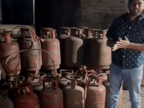 रोहतक में फूड सप्लाई विभाग की छापेमारी:42 घरेलू गैस सिलेंडरों को किया जब्त, दुकानदारों की दी चेतावनी