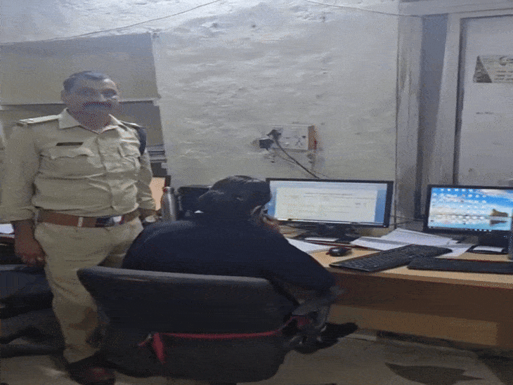 इंदौर में हेल्पलाइन नंबर पर 772 शिकायतें:शिकायतें सुनने के लिए तीन पुलिसकर्मी, स्टंट और सांप पकड़ने का वीडियो भी भेज दिया