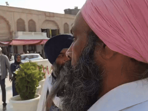 गोल्डन टेंपल में शराब पीकर घुसा हरियाणा का युवक:SGPC के सेवादारों ने पकड़कर बाहर निकाला; बोला- मैं किरपाण पहनकर पीता हूं