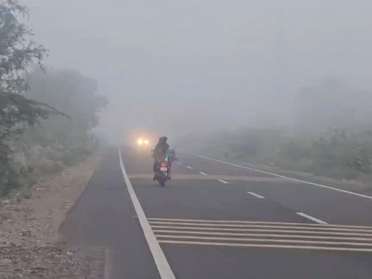 बाड़मेर में घना कोहरा छाया, विजिबिलिटी हुई कम:नेशनल हाईवे 68 पर वाहनों पर लगा ब्रेक, तापमान गिरने के साथ सर्दी बढ़ी