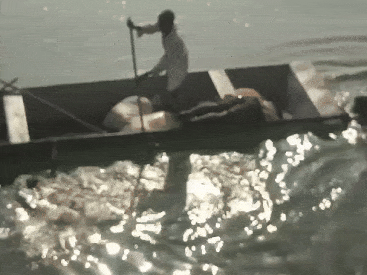 नर्मदा नदी में नहाने उतरा युवक डूबा:धार में बहाव में गया, लोगों ने कूदकर बाहर निकाला; नहीं बचा सके